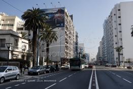 Image du Maroc Professionnelle de  Le Boulevard d’Anfa très important axe routier qui relie l’Est et l’Ouest de la cité blanche. Jusqu’aux année 90 du siècle dernier le Boulevard d'Anfa était dans sa majorité bordé de luxueuse villas entouré de jardins verdoyants qui ont presque tous disparues laissant  leur emplacement pour l’édifation de building spéculation et la recherche du profit le lot qui finira par tout détruire toute la classe et la joie de vivre des Casablancais. Photo réalisée, Lundi 9 Février 2009. (Photo / Abdeljalil Bounhar) 